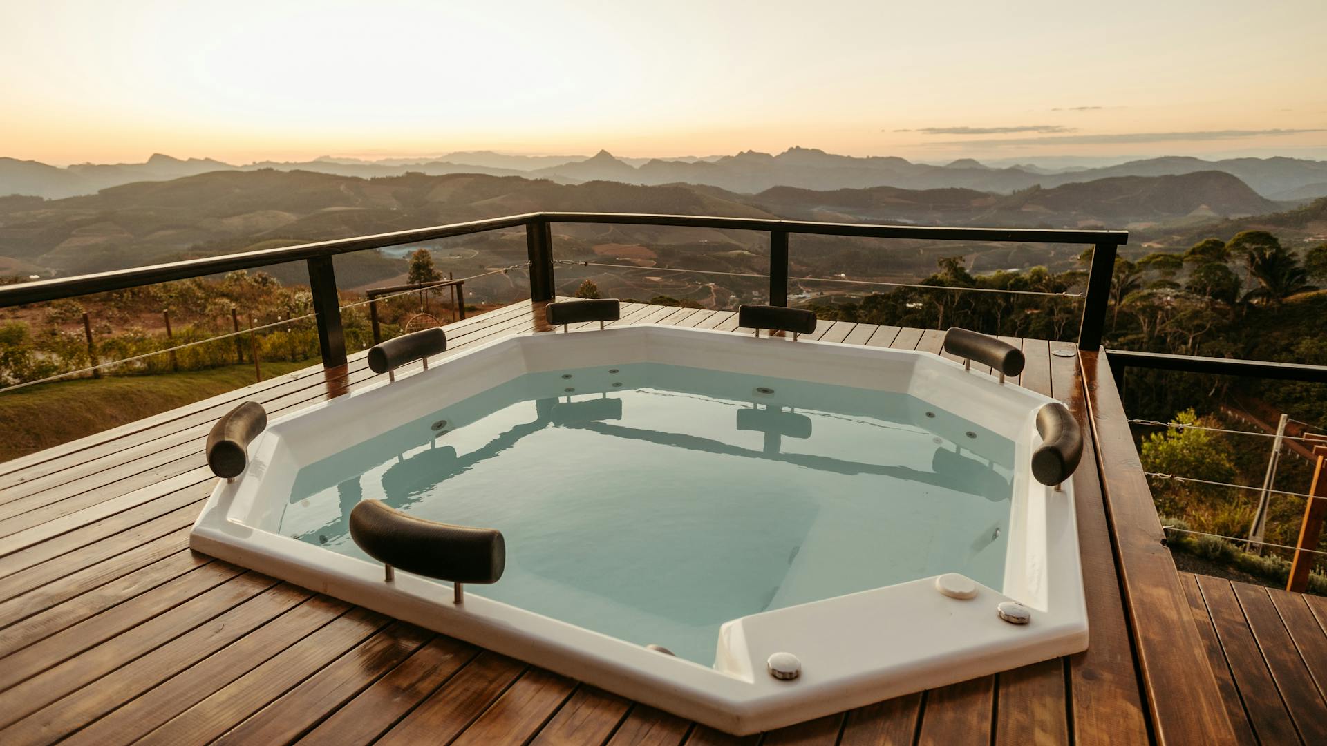 Jacuzzi with View on Rolling Landscape.