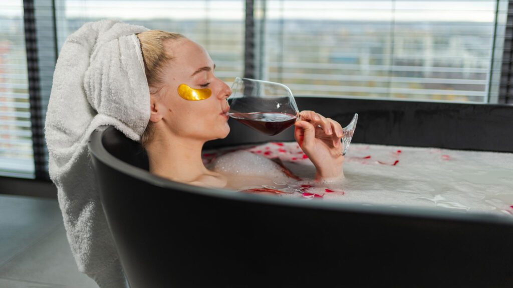 woman drinking alcohol in hot tub.
Hot Tubs Dehydrate You