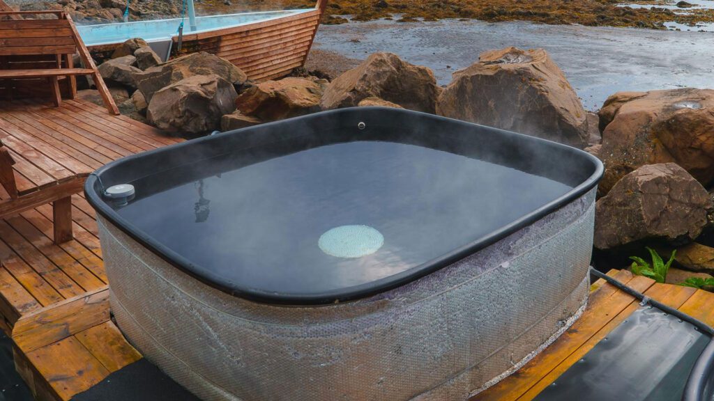 Hot tub outdoor to evaporate chlorine